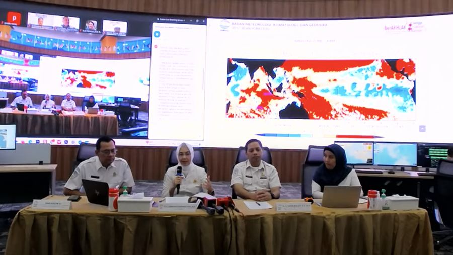 Kepala BMKG, Dwikorita Karnawati (kedua kiri) saat jumpa pers Prakiraan Musim Hujan 2025/2026 dan Update Kondisi Cuaca Indonesia, Jumat (12/9/2025). (YouTube/BMKG)