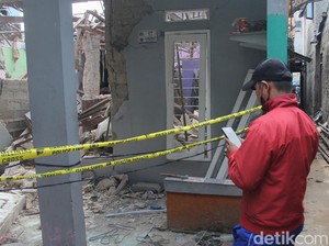Puslabfor Polri Bawa 4 Tabung Gas dari TKP Ledakan di Pamulang