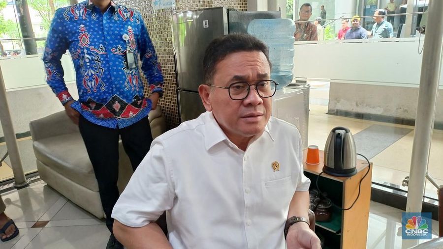Menteri Perdagangan Budi Santoso dalam Doorstop jumatan dengan Media, Jumat (12/9/2025). (CNBC Indonesia/Ferry Sandi)