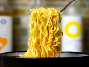 10 Kreasi Mi Instant Absurd tapi Enak Ala Chef Kos-kosan