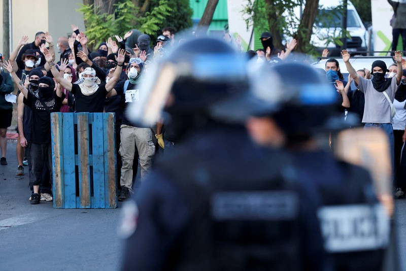 Orang-orang berdemonstrasi di bundaran untuk memblokir lalu lintas sementara petugas polisi berjaga di Pres d'Arenes di Montpellier, sebagai bagian dari gerakan protes akar rumput yang disebut Orang-orang berdemonstrasi di bundaran untuk memblokir lalu lintas sementara petugas polisi berjaga di Pres d'Arenes di Montpellier, sebagai bagian dari gerakan protes akar rumput yang disebut
