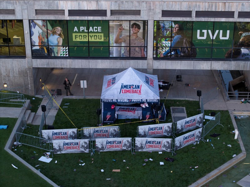 Foto kombinasi menunjukkan orang yang menarik dalam penembakan fatal aktivis sayap kanan dan komentator AS Charlie Kirk selama acara di Universitas Utah Valley, di Orem, Utah, AS, dalam rekaman keamanan yang dirilis oleh Departemen Keamanan Publik Utah pada 11 September 2025. (Utah Department of Public Safety/Handout via REUTERS)