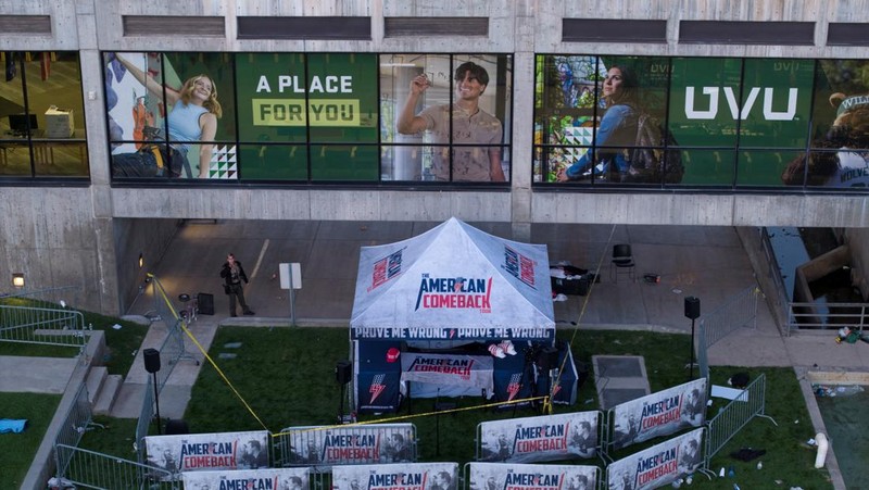 Foto kombinasi menunjukkan orang yang menarik dalam penembakan fatal aktivis sayap kanan dan komentator AS Charlie Kirk selama acara di Universitas Utah Valley, di Orem, Utah, AS, dalam rekaman keamanan yang dirilis oleh Departemen Keamanan Publik Utah pada 11 September 2025. (Utah Department of Public Safety/Handout via REUTERS)