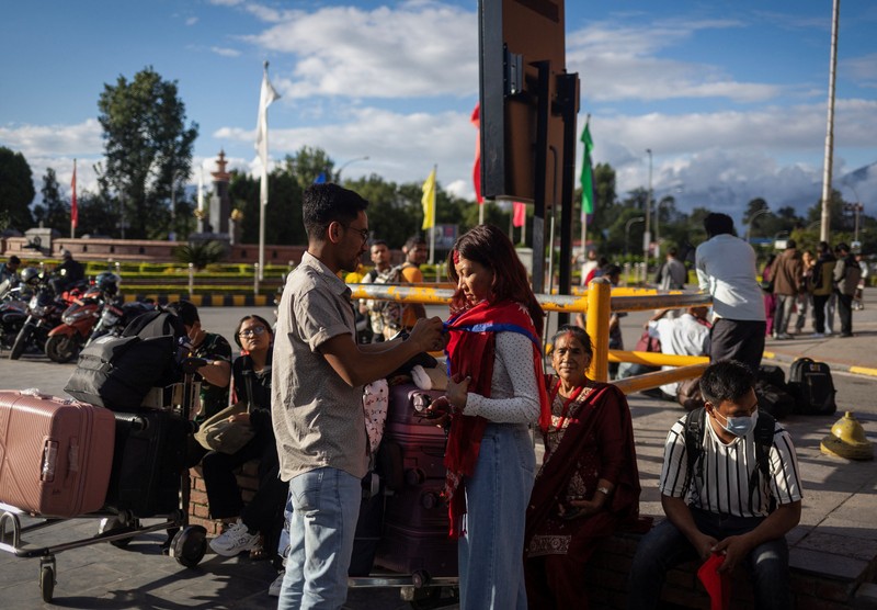 Seorang penumpang tiba untuk mengejar penerbangannya di bandara, menyusul protes antikorupsi yang mematikan pada hari Senin yang dipicu oleh larangan media sosial, yang kemudian dicabut, di Kathmandu, Nepal, 11 September 2025. Seorang penumpang tiba untuk mengejar penerbangannya di bandara, menyusul protes antikorupsi yang mematikan pada hari Senin yang dipicu oleh larangan media sosial, yang kemudian dicabut, di Kathmandu, Nepal, 11 September 2025. (REUTERS/Adnan Abidi)