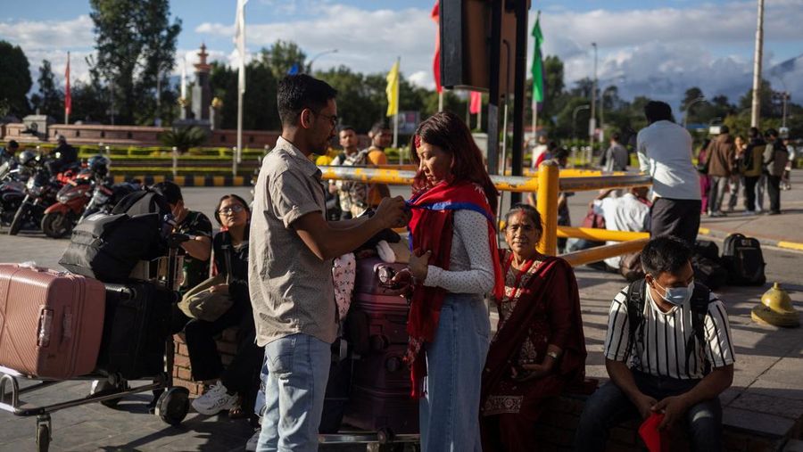 Seorang penumpang tiba untuk mengejar penerbangannya di bandara, menyusul protes antikorupsi yang mematikan pada hari Senin yang dipicu oleh larangan media sosial, yang kemudian dicabut, di Kathmandu, Nepal, 11 September 2025. (REUTERS/Adnan Abidi)