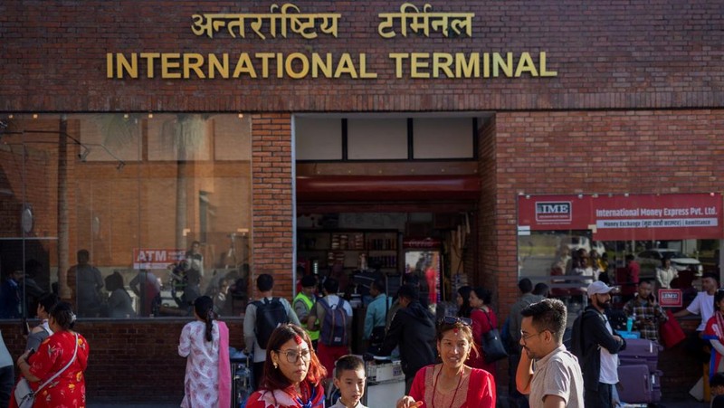 Para demonstran merayakan setelah memasuki kompleks Parlemen selama protes terhadap pembunuhan 19 orang pada hari Senin setelah protes antikorupsi yang dipicu oleh larangan media sosial, yang kemudian dicabut, selama jam malam di Kathmandu, Nepal, 9 September 2025. (REUTERS/Adnan Abidi)