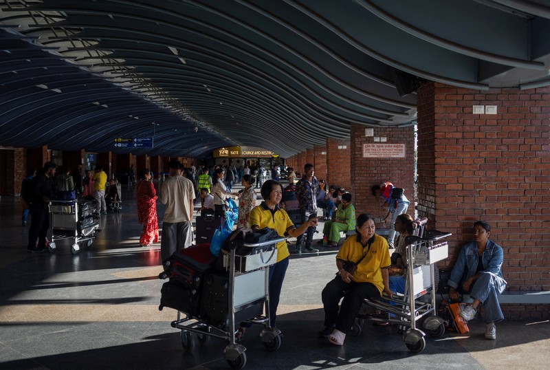 Seorang penumpang tiba untuk mengejar penerbangannya di bandara, menyusul protes antikorupsi yang mematikan pada hari Senin yang dipicu oleh larangan media sosial, yang kemudian dicabut, di Kathmandu, Nepal, 11 September 2025. Seorang penumpang tiba untuk mengejar penerbangannya di bandara, menyusul protes antikorupsi yang mematikan pada hari Senin yang dipicu oleh larangan media sosial, yang kemudian dicabut, di Kathmandu, Nepal, 11 September 2025. (REUTERS/Adnan Abidi)