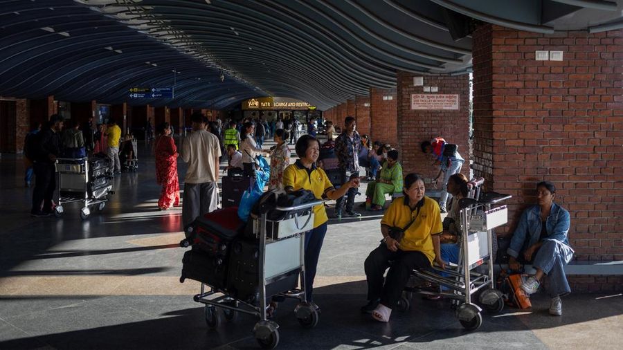 Seorang penumpang tiba untuk mengejar penerbangannya di bandara, menyusul protes antikorupsi yang mematikan pada hari Senin yang dipicu oleh larangan media sosial, yang kemudian dicabut, di Kathmandu, Nepal, 11 September 2025. (REUTERS/Adnan Abidi)