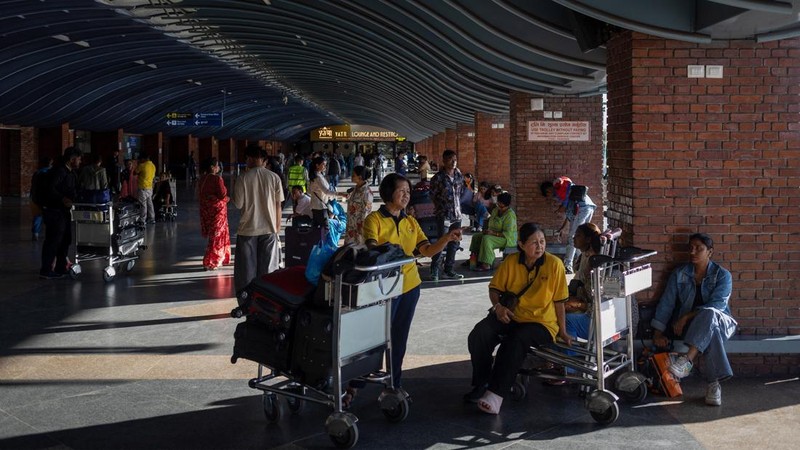 Seorang penumpang tiba untuk mengejar penerbangannya di bandara, menyusul protes antikorupsi yang mematikan pada hari Senin yang dipicu oleh larangan media sosial, yang kemudian dicabut, di Kathmandu, Nepal, 11 September 2025. (REUTERS/Adnan Abidi)