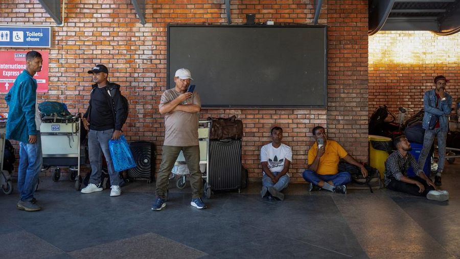 Seorang penumpang tiba untuk mengejar penerbangannya di bandara, menyusul protes antikorupsi yang mematikan pada hari Senin yang dipicu oleh larangan media sosial, yang kemudian dicabut, di Kathmandu, Nepal, 11 September 2025. (REUTERS/Adnan Abidi)