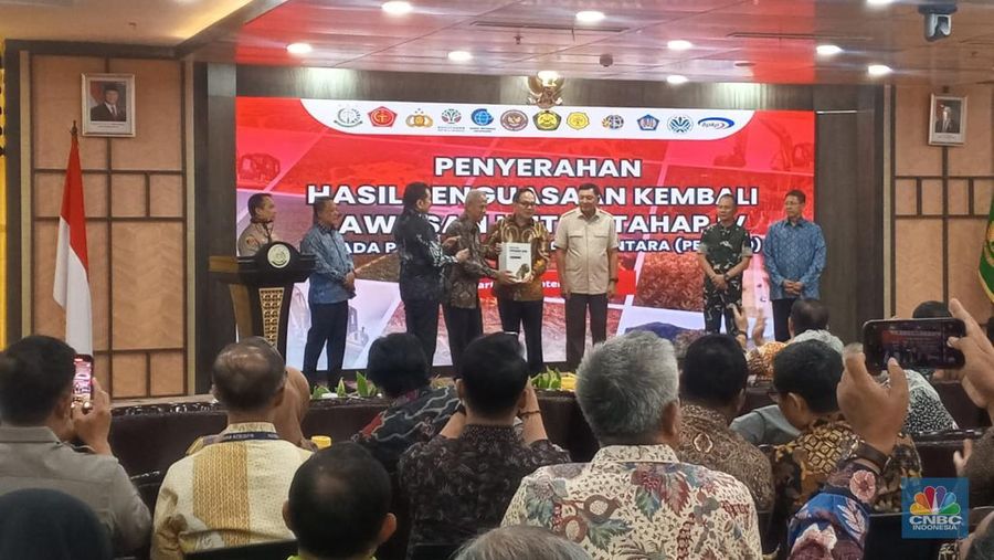 Penyerahan hasil penguasaan kembali kawasan hutan tahap IV berlangsung di Kejaksaan Agung, Jakarta, Jumat (12/9/2025). (CNBC Indonesia/Robertus Andrianto)