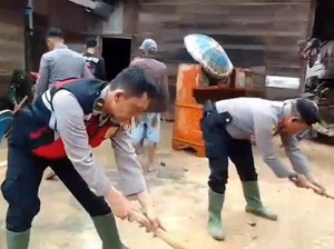 Polisi Bantu Bersihkan Sisa Banjir di Suoh Lampung Barat