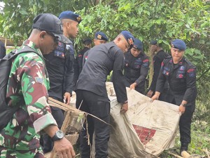 Air Surut, Polisi Bersihkan Pasar Kumbangsari Denpasar dari Sisa Banjir