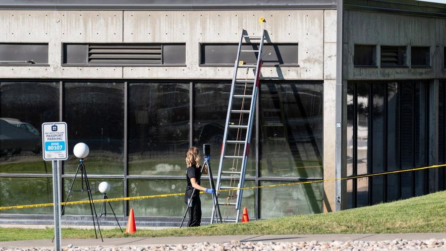 Foto kombinasi menunjukkan orang yang menarik dalam penembakan fatal aktivis sayap kanan dan komentator AS Charlie Kirk selama acara di Universitas Utah Valley, di Orem, Utah, AS, dalam rekaman keamanan yang dirilis oleh Departemen Keamanan Publik Utah pada 11 September 2025. Foto kombinasi menunjukkan orang yang menarik dalam penembakan fatal aktivis sayap kanan dan komentator AS Charlie Kirk selama acara di Universitas Utah Valley, di Orem, Utah, AS, dalam rekaman keamanan yang dirilis oleh Departemen Keamanan Publik Utah pada 11 September 2025. (Utah Department of Public Safety/Handout via REUTERS)