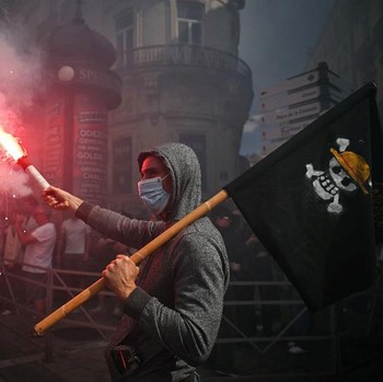 Simbol Perlawanan, Bendera One Piece Berkibar di Tengah Chaos Prancis