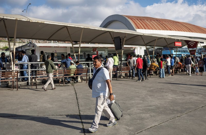 Seorang penumpang tiba untuk mengejar penerbangannya di bandara, menyusul protes antikorupsi yang mematikan pada hari Senin yang dipicu oleh larangan media sosial, yang kemudian dicabut, di Kathmandu, Nepal, 11 September 2025. Seorang penumpang tiba untuk mengejar penerbangannya di bandara, menyusul protes antikorupsi yang mematikan pada hari Senin yang dipicu oleh larangan media sosial, yang kemudian dicabut, di Kathmandu, Nepal, 11 September 2025. (REUTERS/Adnan Abidi)