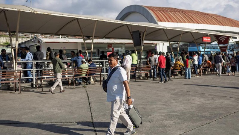 Seorang penumpang tiba untuk mengejar penerbangannya di bandara, menyusul protes antikorupsi yang mematikan pada hari Senin yang dipicu oleh larangan media sosial, yang kemudian dicabut, di Kathmandu, Nepal, 11 September 2025. (REUTERS/Adnan Abidi)