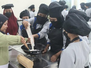 Siswa SMK Banyuwangi Belajar Bikin Kue-Marketing Online Bareng PT BSI
