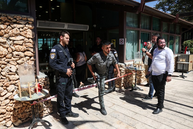 Suasana lokasi dugaan penusukan pada sebuah hotel di Kibbutz Tzuba dekat Yerusalem, Jumat (12/9/2025). (REUTERS/Ronen Zvulun) Suasana lokasi dugaan penusukan pada sebuah hotel di Kibbutz Tzuba dekat Yerusalem, Jumat (12/9/2025). (REUTERS/Ronen Zvulun)