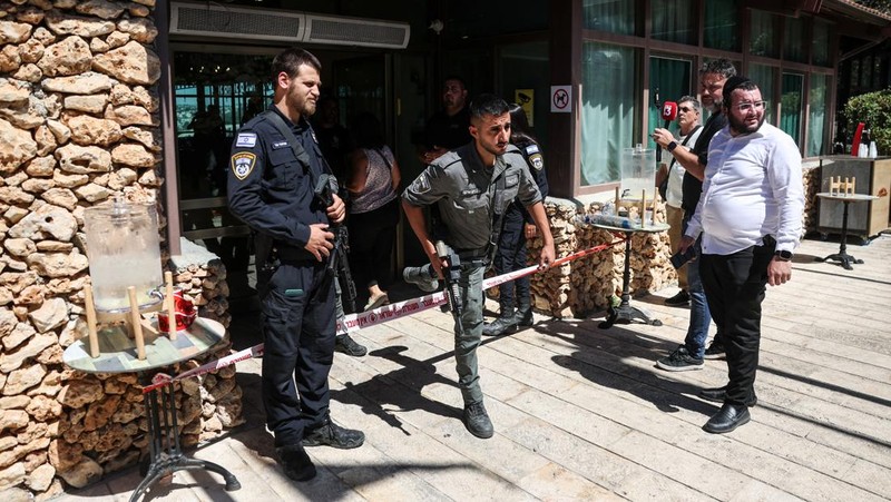 Suasana lokasi dugaan penusukan pada sebuah hotel di Kibbutz Tzuba dekat Yerusalem, Jumat (12/9/2025). (REUTERS/Ronen Zvulun)