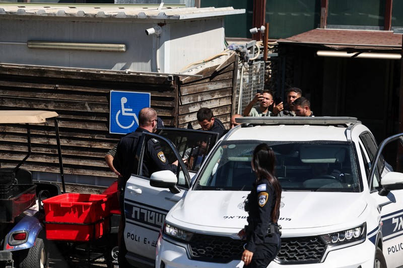 Suasana lokasi dugaan penusukan pada sebuah hotel di Kibbutz Tzuba dekat Yerusalem, Jumat (12/9/2025). (REUTERS/Ronen Zvulun)