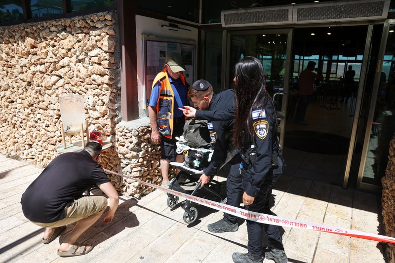 Suasana lokasi dugaan penusukan pada sebuah hotel di Kibbutz Tzuba dekat Yerusalem, Jumat (12/9/2025). (REUTERS/Ronen Zvulun) Suasana lokasi dugaan penusukan pada sebuah hotel di Kibbutz Tzuba dekat Yerusalem, Jumat (12/9/2025). (REUTERS/Ronen Zvulun)