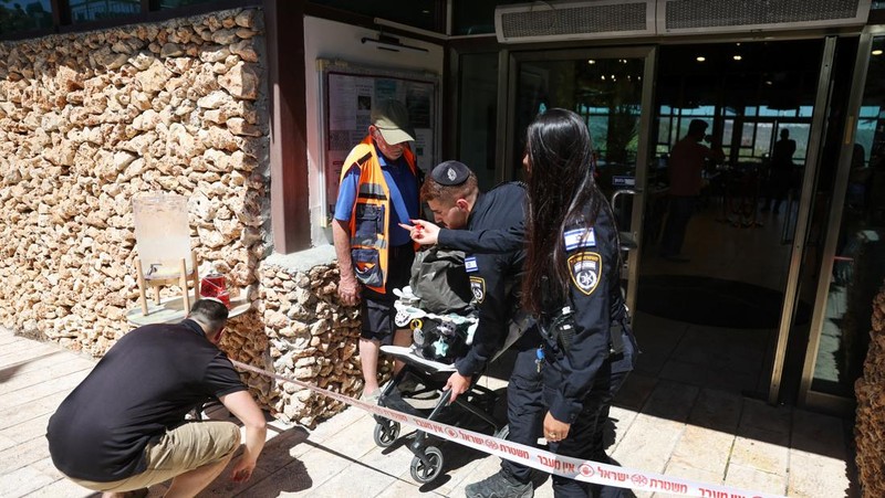 Suasana lokasi dugaan penusukan pada sebuah hotel di Kibbutz Tzuba dekat Yerusalem, Jumat (12/9/2025). (REUTERS/Ronen Zvulun)