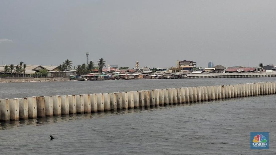 Tanggul beton milik  PT Karya Citra Nusantara (KCN) di perairan Cilincing, Jakarta Utara, Kamis (12/9/2025). (CNBC Indonesia/Chandra Dwi Pranata)