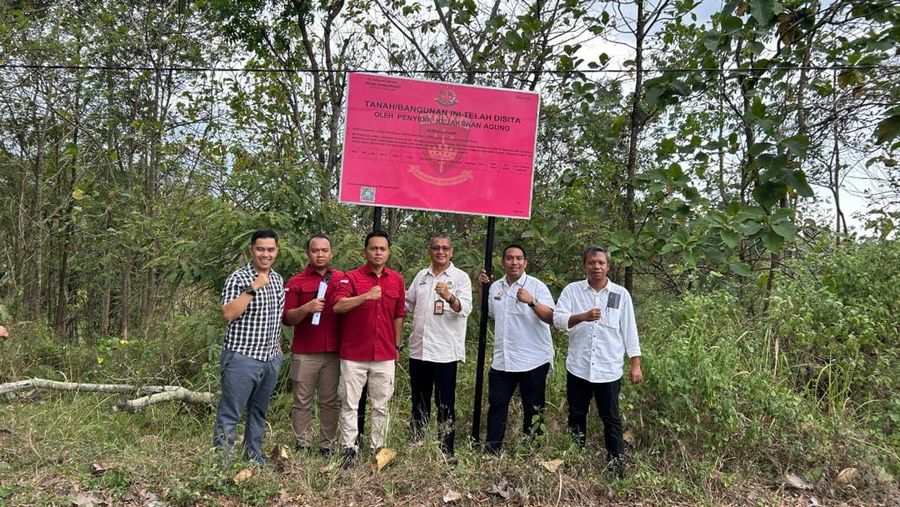 Tim Penyidik Kejaksaan Agung telah melaksanakan penyitaan dan pemasangan plang sita terhadap sejumlah aset milik tersangka Iwan Setiawan Lukminto. (Dok. Kejaksaan Agung)