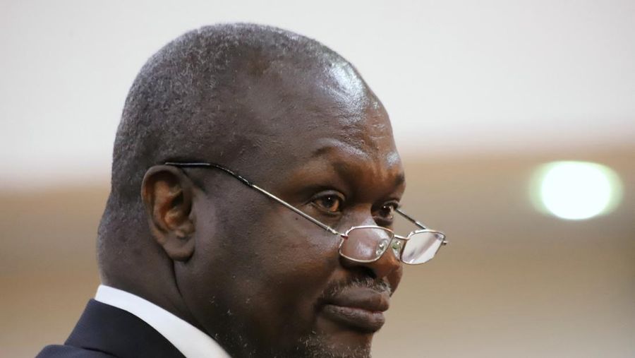Wakil Presiden Pertama Sudan Selatan Riek Machar mengambil sumpah jabatan di Gedung Negara di Juba, Sudan Selatan, 22 Februari 2020. (REUTERS/Samir Bol/File Foto)