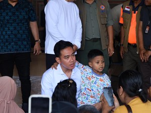 Gibran Bagi Kotak Mainan Saat Kunjungi Pengungsi Banjir di Ubung Denpasar