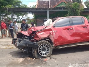 Brakk! Hilux Hantam Rumah-Motor di Ceper Klaten, 1 Orang Tewas