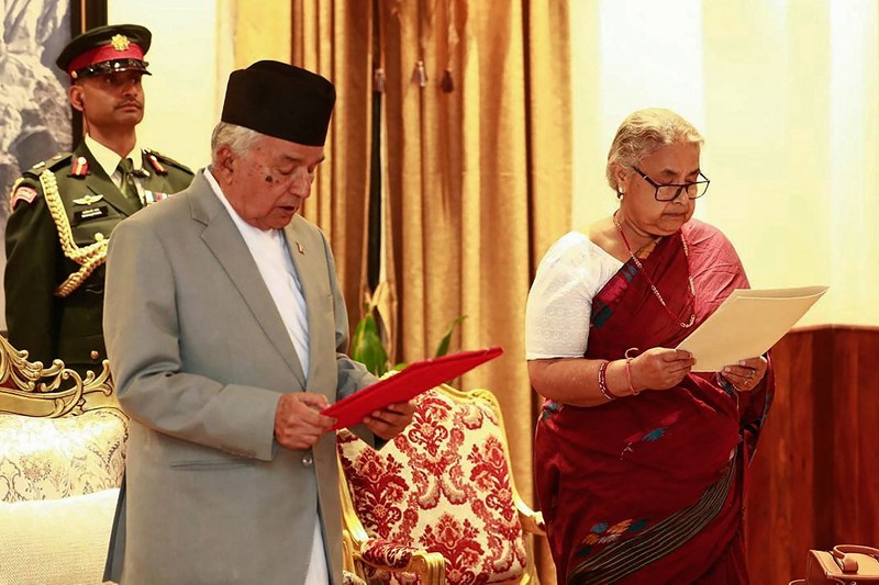 Mantan ketua Mahkamah Agung Nepal, Sushila Karki, diambil sumpahnya untuk memimpin sebagai perdana menteri Nepal, Jumat (12/9/2025). Transisi pergantian kepemimpinan ini dilakukan setelah rangkaian aksi protes yang terjadi untuk menggulingkan pemerintah. Mantan ketua Mahkamah Agung Nepal, Sushila Karki, diambil sumpahnya untuk memimpin sebagai perdana menteri Nepal, Jumat (12/9/2025). Transisi pergantian kepemimpinan ini dilakukan setelah rangkaian aksi protes yang terjadi untuk menggulingkan pemerintah. (Sujan GURUNG / AFP)
