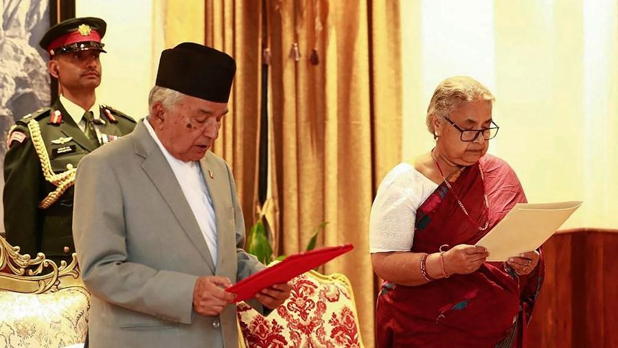 Mantan ketua Mahkamah Agung Nepal, Sushila Karki, diambil sumpahnya untuk memimpin sebagai perdana menteri Nepal, Jumat (12/9/2025). Transisi pergantian kepemimpinan ini dilakukan setelah rangkaian tindakan protes nan terjadi untuk menggulingkan pemerintah. Mantan ketua Mahkamah Agung Nepal, Sushila Karki, diambil sumpahnya untuk memimpin sebagai perdana menteri Nepal, Jumat (12/9/2025). Transisi pergantian kepemimpinan ini dilakukan setelah rangkaian tindakan protes nan terjadi untuk menggulingkan pemerintah. (Sujan GURUNG / AFP)