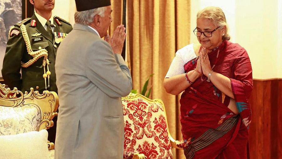 Mantan ketua Mahkamah Agung Nepal, Sushila Karki, diambil sumpahnya untuk memimpin sebagai perdana menteri Nepal, Jumat (12/9/2025). Transisi pergantian kepemimpinan ini dilakukan setelah rangkaian aksi protes yang terjadi untuk menggulingkan pemerintah. (Sujan GURUNG / AFP)