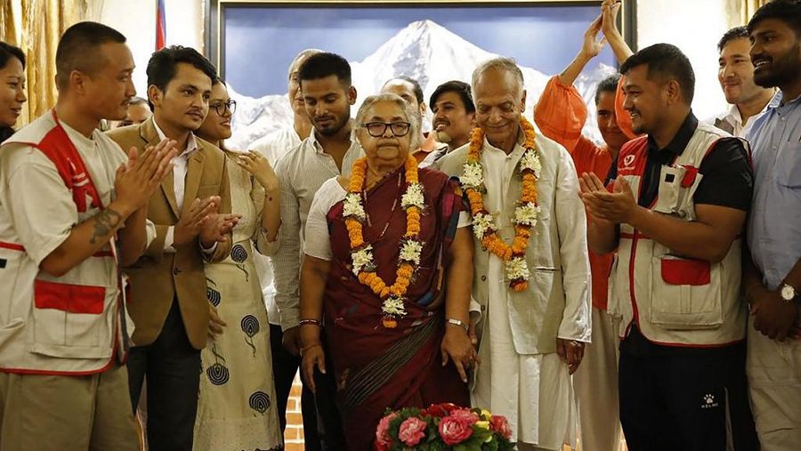 Mantan ketua Mahkamah Agung Nepal, Sushila Karki, diambil sumpahnya untuk memimpin sebagai perdana menteri Nepal, Jumat (12/9/2025). Transisi pergantian kepemimpinan ini dilakukan setelah rangkaian tindakan protes nan terjadi untuk menggulingkan pemerintah. (Sujan GURUNG / AFP)