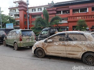 Parkir Basement Pasar Badung Dipenuhi Lumpur, 13 Mobil Masih Terjebak