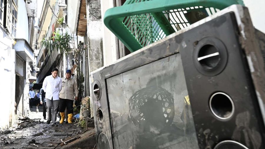 Presiden Prabowo Subianto meninjau lokasi terdampak banjir di kawasan Pasar Kumbasari, Denpasar, Bali, Sabtu (13/9/2025). (Dok. BPMI)