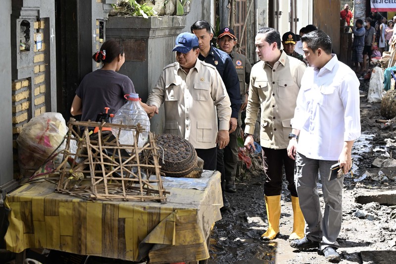 Presiden Prabowo Subianto meninjau lokasi terdampak banjir di kawasan Pasar Kumbasari, Denpasar, Bali, Sabtu (13/9/2025). (Dok. BPMI)
