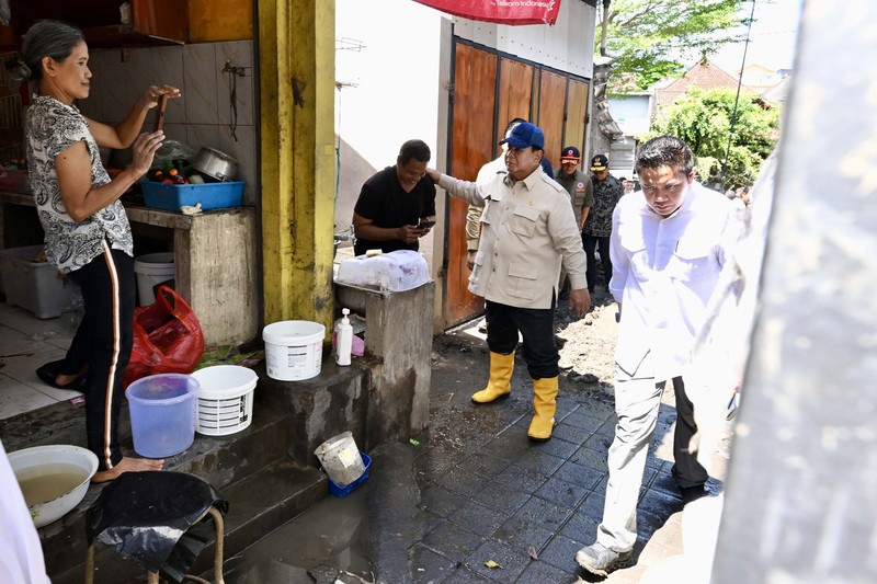Presiden Prabowo Subianto meninjau lokasi terdampak banjir di kawasan Pasar Kumbasari, Denpasar, Bali, Sabtu (13/9/2025). (Dok. BPMI)