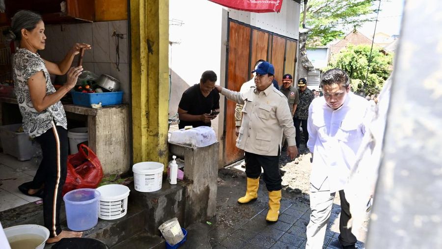 Presiden Prabowo Subianto meninjau lokasi terdampak banjir di kawasan Pasar Kumbasari, Denpasar, Bali, Sabtu (13/9/2025). (Dok. BPMI)