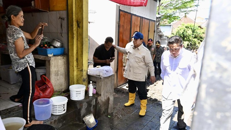 Presiden Prabowo Subianto meninjau lokasi terdampak banjir di kawasan Pasar Kumbasari, Denpasar, Bali, Sabtu (13/9/2025). (Dok. BPMI)