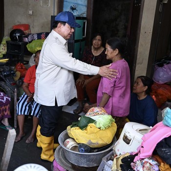 Momen Prabowo Tinjau Lokasi Terdampak Banjir Bali