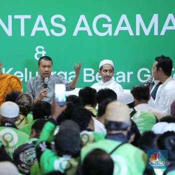 Potret Ribuan Driver Gojek Lintas Agama Berdoa Bersama di Masjid