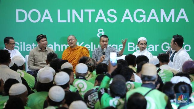 Potret Ribuan Driver Gojek Lintas Agama Berdoa Bersama di Masjid