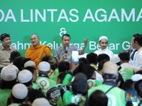 Potret Ribuan Driver Gojek Lintas Agama Berdoa Bersama di Masjid