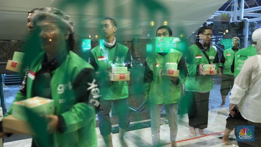 PT GoTo Gojek Tokopedia Tbk (GOTO) menggelar acara "Doa Lintas Agama dan Silaturahmi" yang mempertemukan lebih dari 1.000 mitra pengemudi dengan para tokoh dari enam agama berbeda di Masjid Raya Pondok Indah, Jakarta, Jumat (12/9) malam. Acara ini dihelat sebagai wujud komitmen perusahaan dalam merawat persatuan dan kedamaian bangsa. (CNBC Indonesia/Tri Susilo)