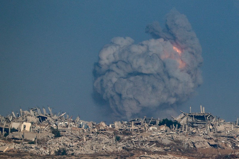 Asap mengepul setelah ledakan di Gaza, terlihat dari Israel, 14 September 2025. Asap mengepul setelah ledakan di Gaza, terlihat dari Israel, 14 September 2025. (REUTERS/Amir Cohen)