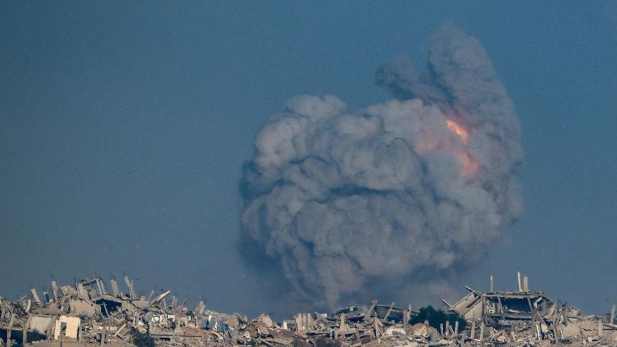 Asap mengepul setelah ledakan di Gaza, terlihat dari Israel, 14 September 2025. (REUTERS/Amir Cohen)