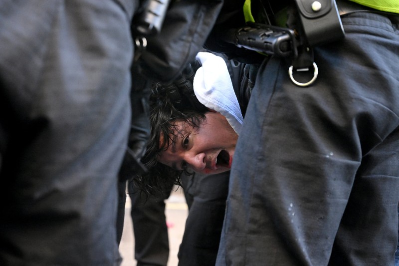 Petugas polisi berjaga di antara kelompok anti-fasis dan pendukung Tommy Robinson selama demonstrasi anti-imigrasi yang diselenggarakan oleh aktivis anti-imigrasi Inggris Stephen Yaxley-Lennon, yang juga dikenal sebagai Tommy Robinson, di London, Inggris, 13 September 2025. (REUTERS/Jaimi Joy)